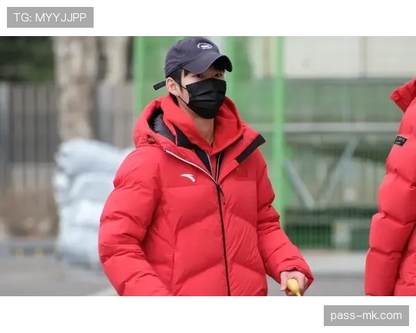 林孝埈训练完直接拎着爱马仕去吃路边摊？