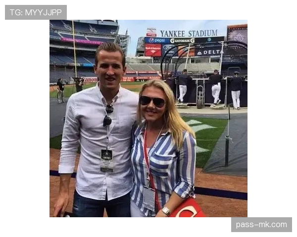 贝克汉姆遛娃那天，五辆豪车跟着、两队保镖护边，路人尴尬成了观众